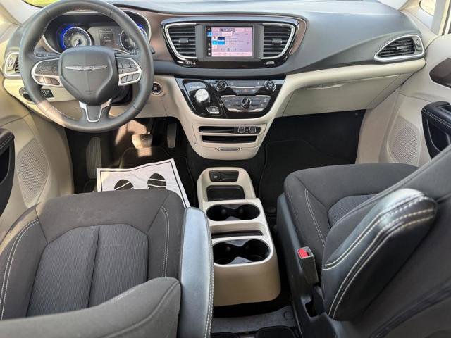 Used 2022 Chrysler Voyager LX image 12