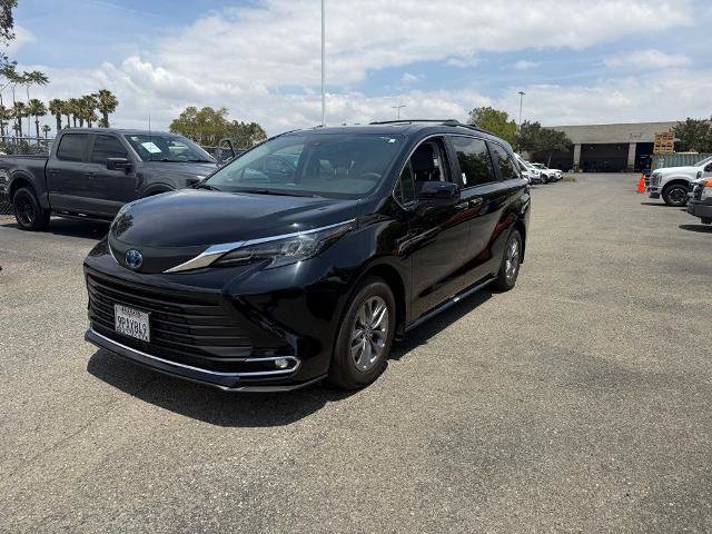 Used 2024 Toyota Sienna XLE w/ XLE Plus Package FWD image 1