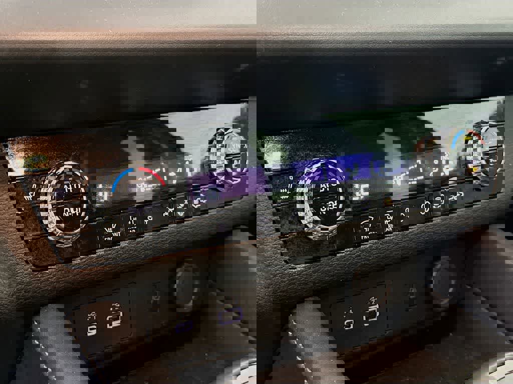 Used 2024 Mitsubishi Outlander SE image 18