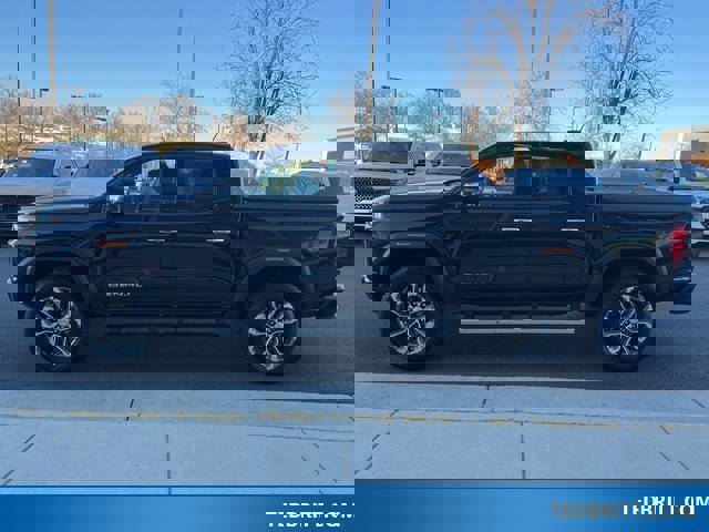 Used 2023 GMC Canyon Denali image 2