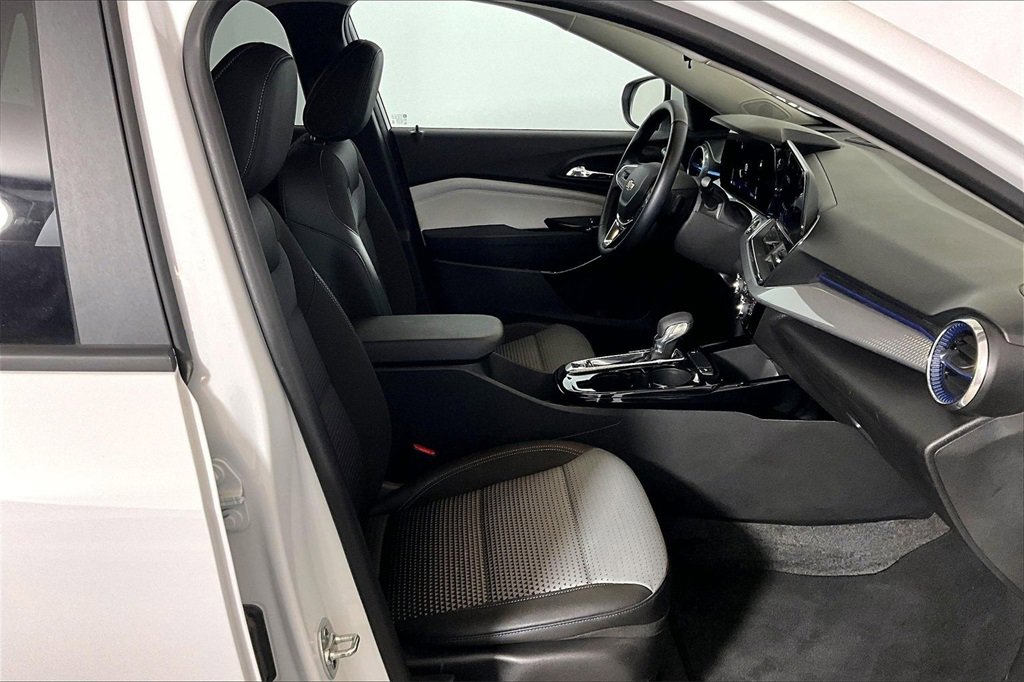 Used 2025 Chevrolet Trax LT w/ LT Convenience Package image 6