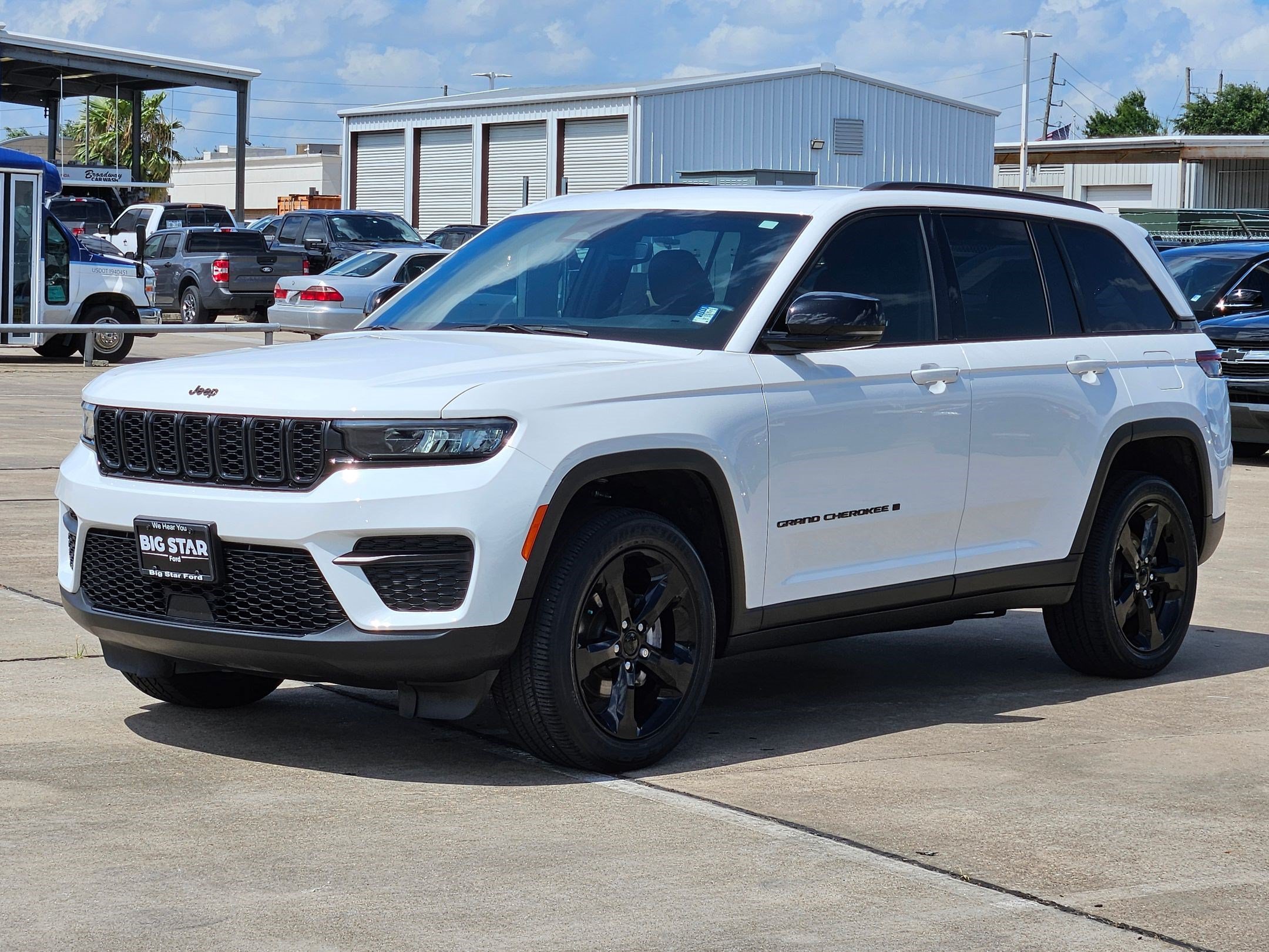 Used 2023 Jeep Grand Cherokee Altitude RWD image 10