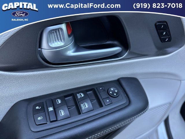Used 2024 Chrysler Pacifica Touring-L FWD image 21