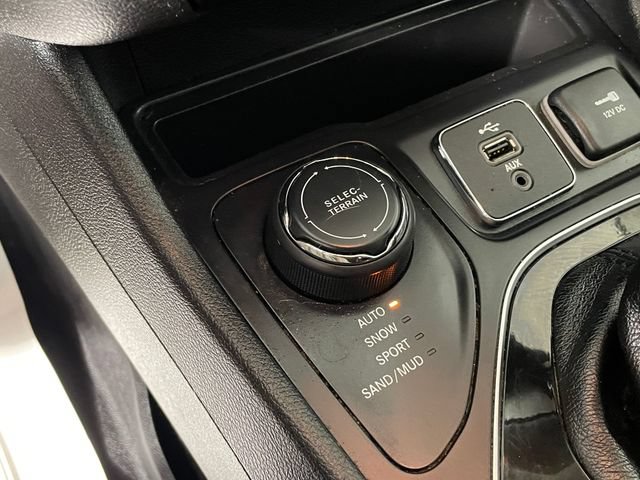 Used 2019 Jeep Cherokee Limited w/ Technology Group AWD/4WD image 11