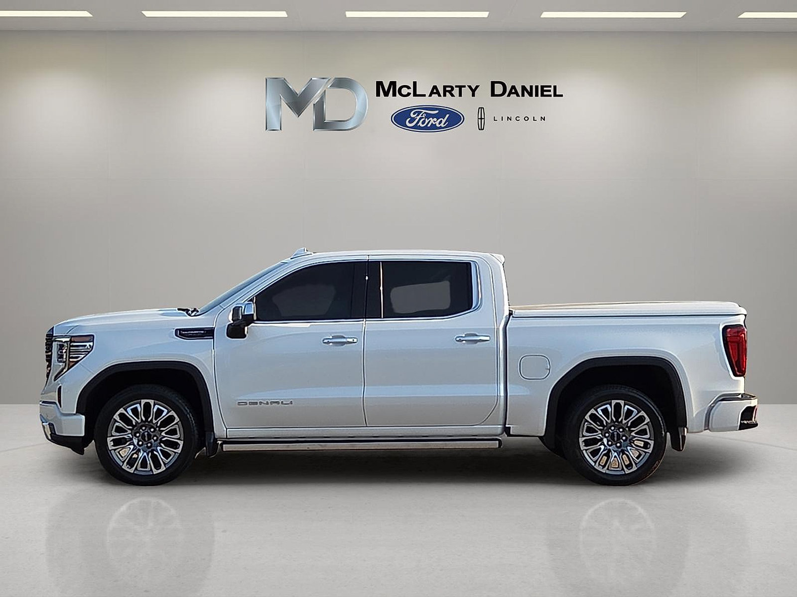 Used 2025 GMC Sierra 1500 Denali Ultimate AWD/4WD image 3