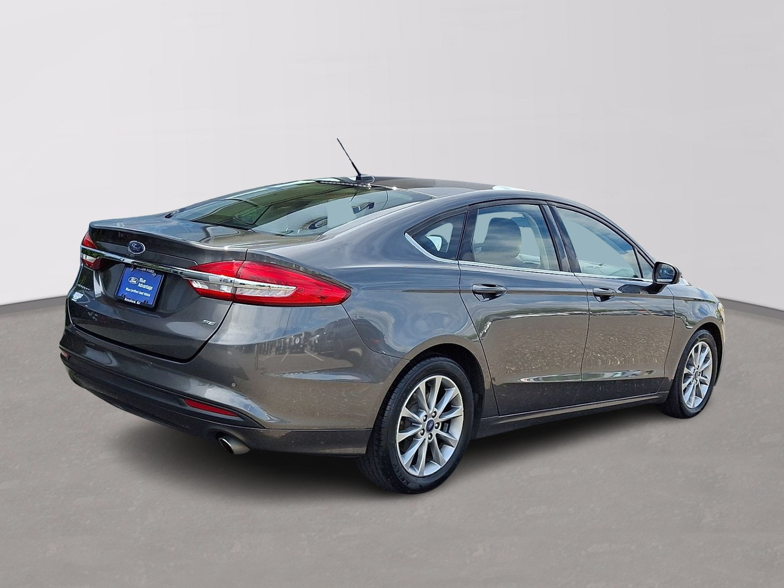 Certified 2017 Ford Fusion SE w/ Fusion SE Technology Package FWD image 6
