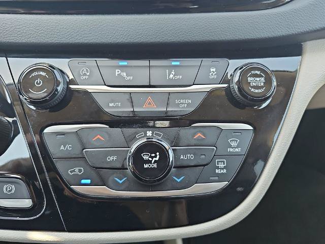 Used 2024 Chrysler Pacifica Touring-L FWD image 22