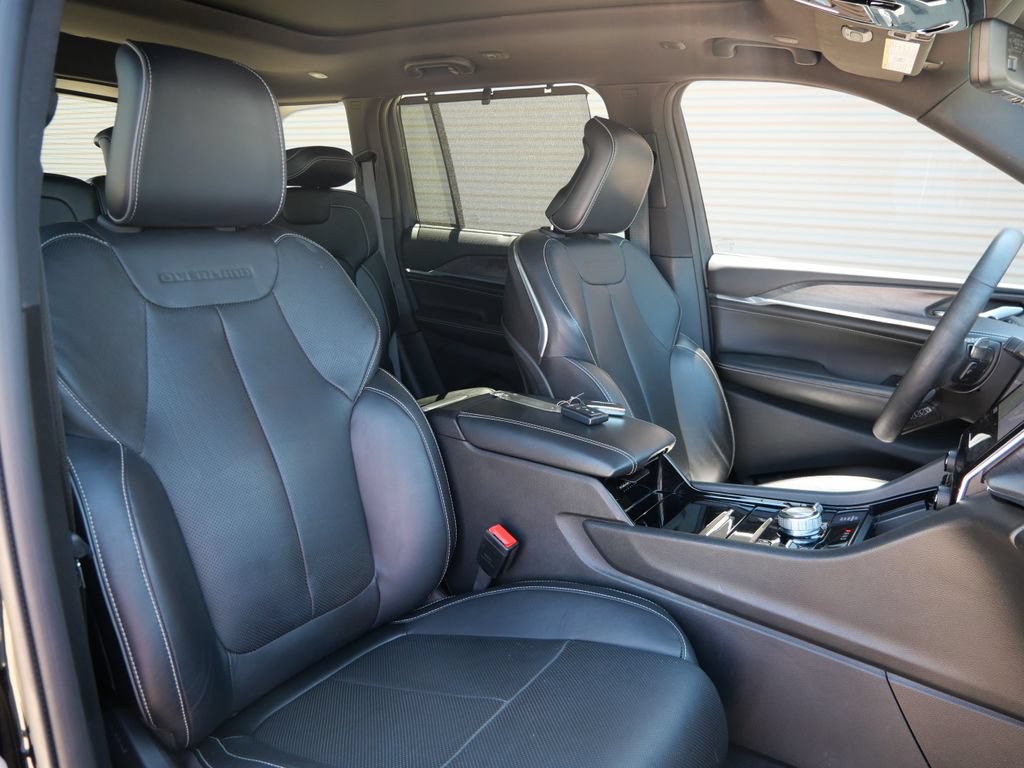 Used 2023 Jeep Grand Cherokee Overland w/ Luxury Tech Group IV AWD/4WD image 7