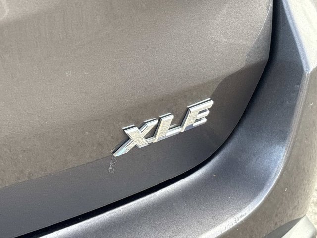Used 2019 Toyota Highlander XLE FWD image 12