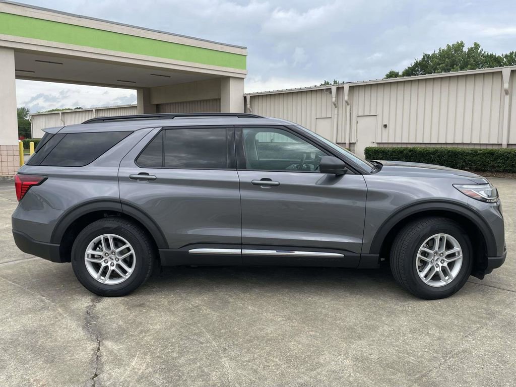 Certified 2025 Ford Explorer Active RWD image 2
