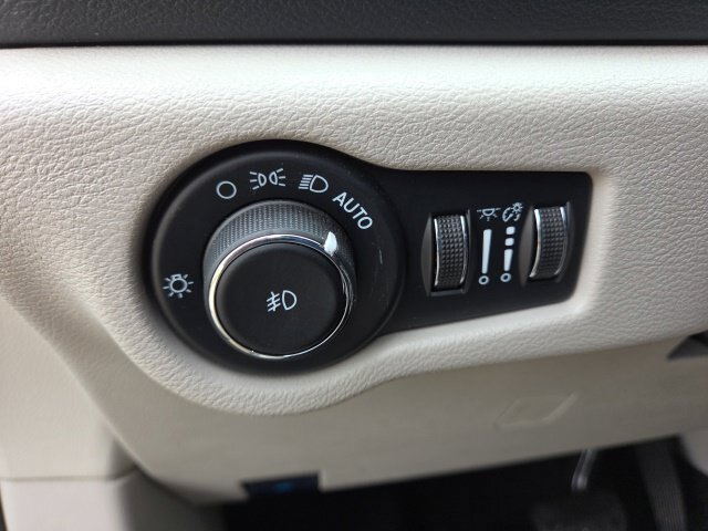Used 2023 Chrysler Pacifica Touring-L FWD image 31