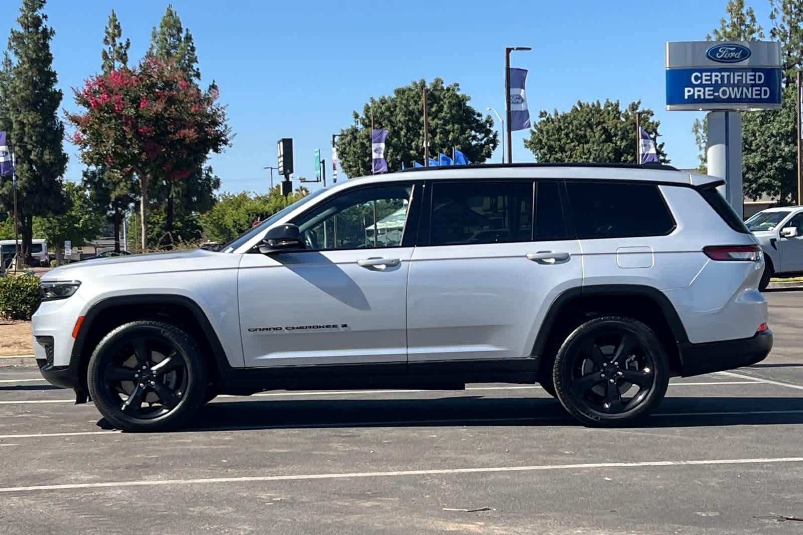 Used 2021 Jeep Grand Cherokee L Laredo AWD/4WD image 6