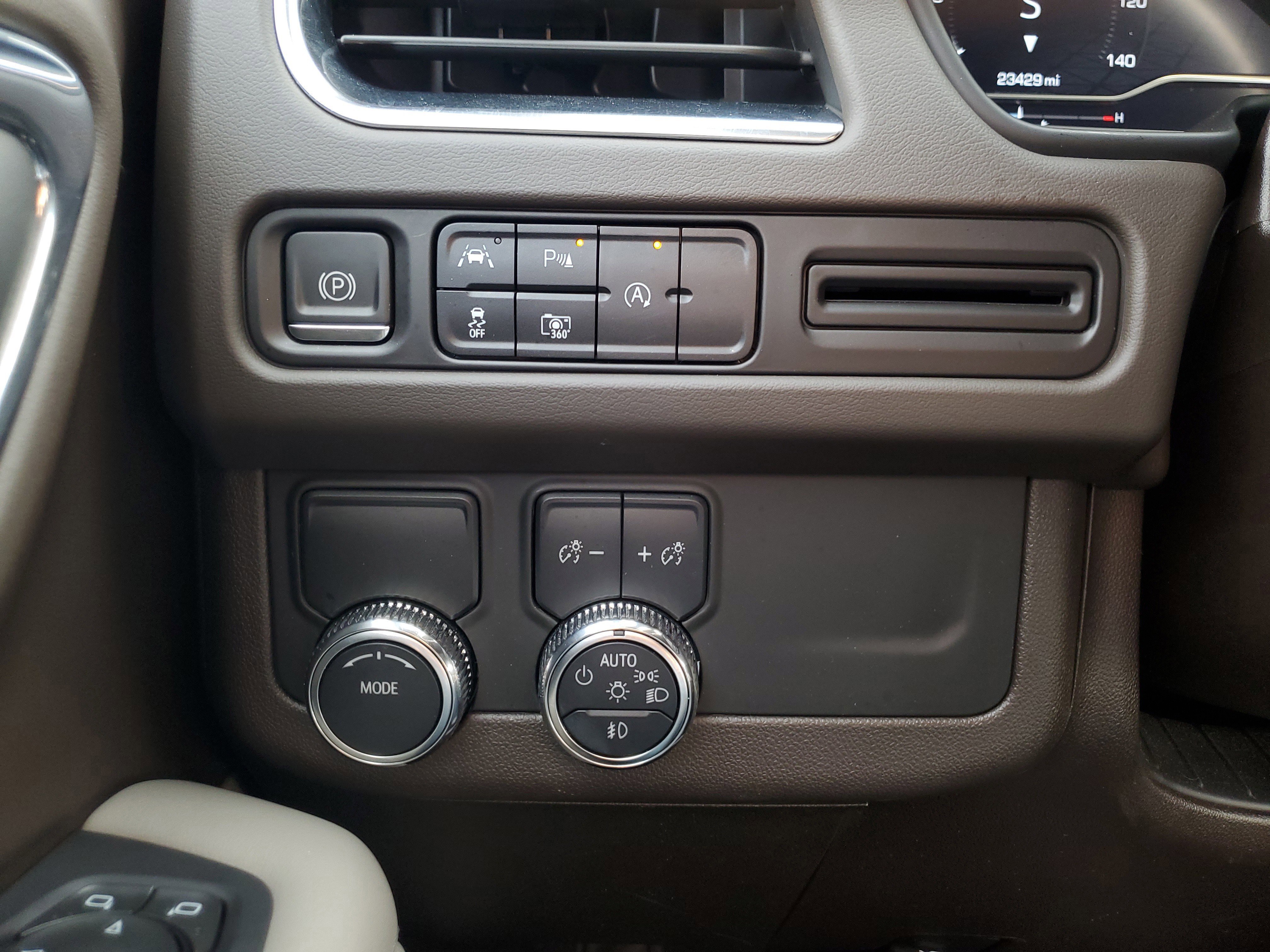 Used 2023 GMC Yukon SLT w/ SLT Luxury Package image 29