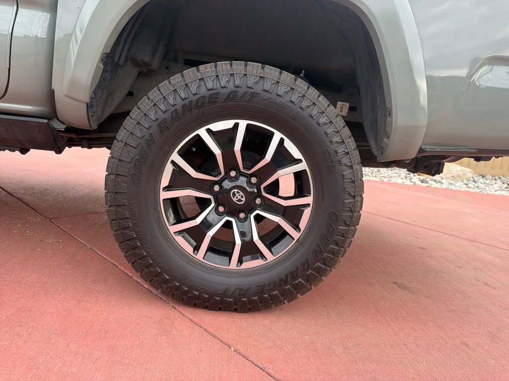 Used 2023 Toyota Tacoma TRD Sport w/ TRD Premium Sport Package AWD/4WD image 33