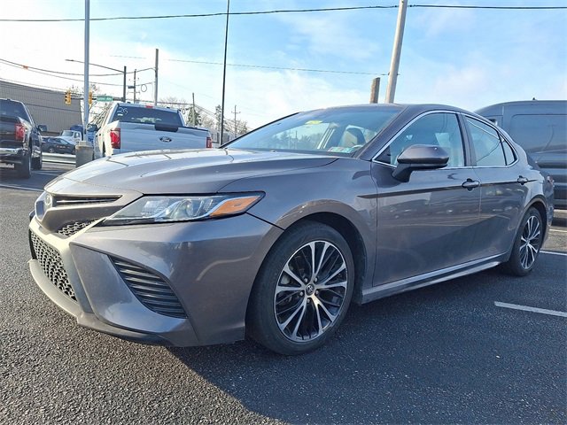 Used 2018 Toyota Camry SE image 3