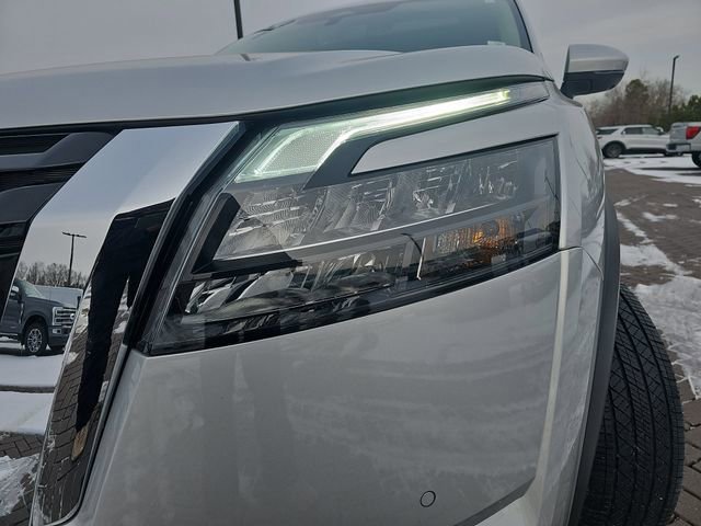 Used 2025 Nissan Pathfinder Platinum image 31