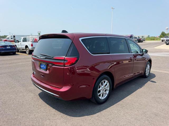 Used 2023 Chrysler Pacifica Touring-L FWD image 5