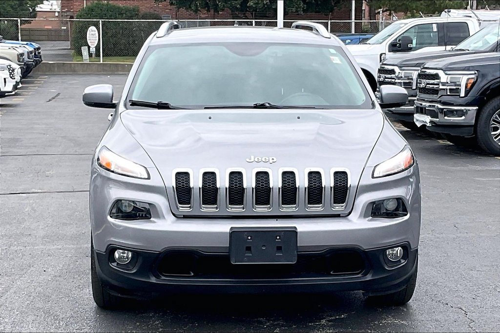 Used 2017 Jeep Cherokee Latitude w/ Safety/Convenience Group FWD image 2
