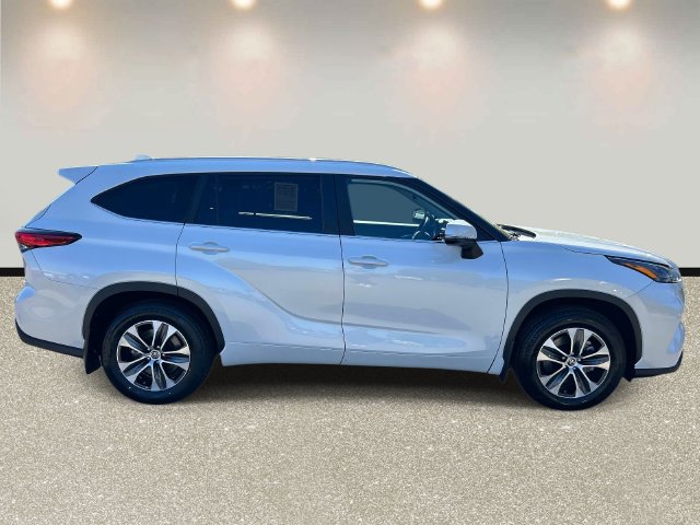 Used 2023 Toyota Highlander XLE AWD/4WD image 4