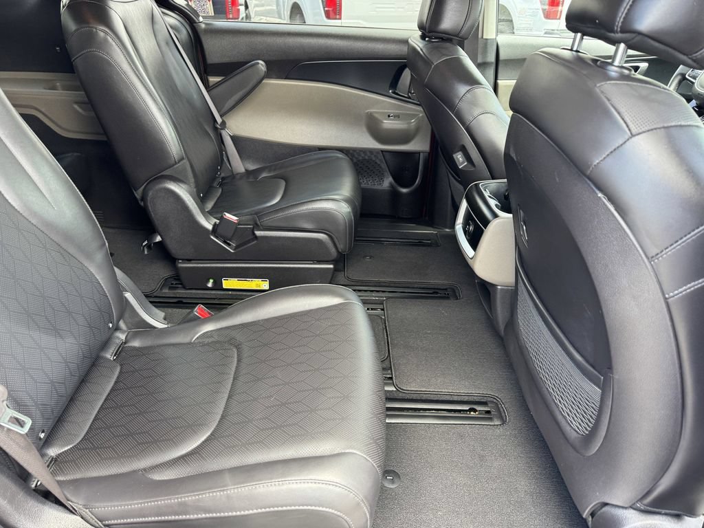 Used 2025 Kia Carnival FWD image 10