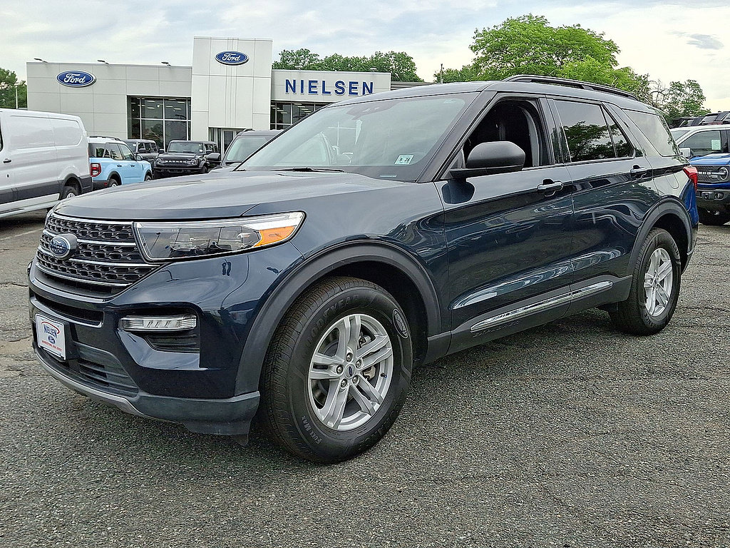 Certified 2023 Ford Explorer XLT w/ Equipment Group 202A AWD/4WD image 4