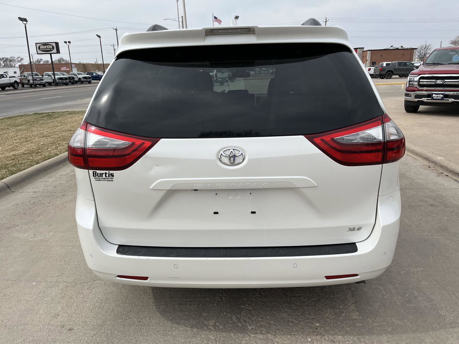 Used 2020 Toyota Sienna XLE w/ XLE Navigation Package image 7