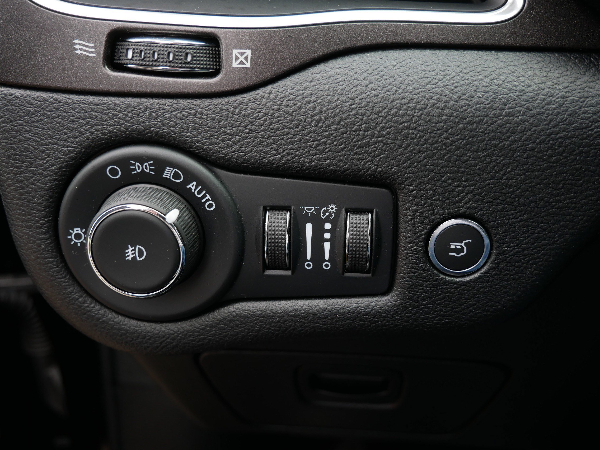Used 2022 Jeep Cherokee Trailhawk w/ Comfort/Convenience Group AWD/4WD image 26