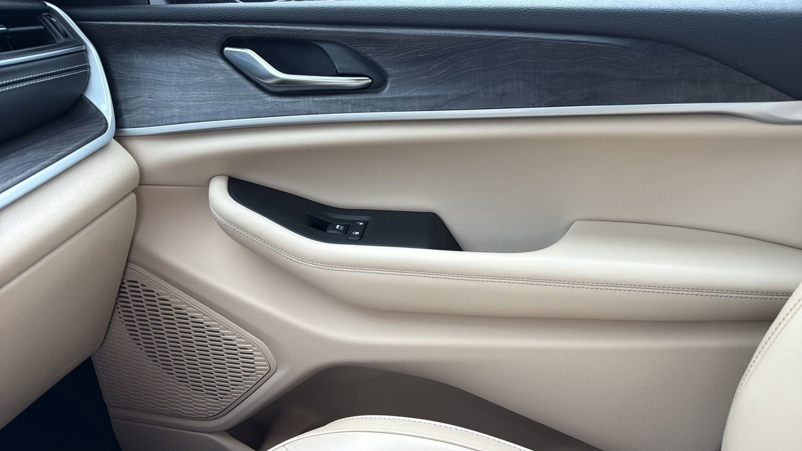 Used 2023 Jeep Grand Cherokee Limited RWD image 23