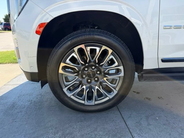 Used 2023 GMC Yukon XL Denali Ultimate AWD/4WD image 4