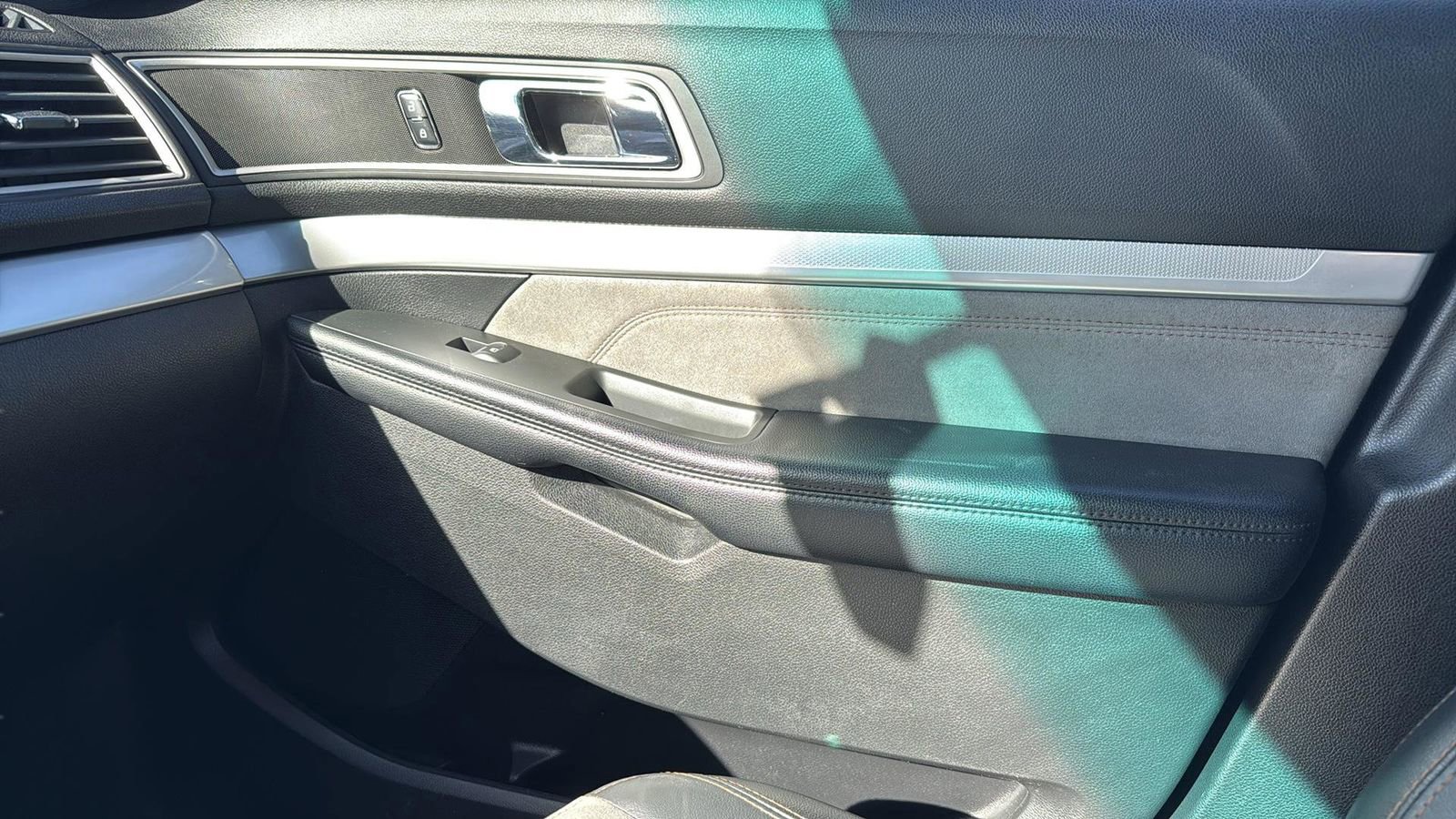 Certified 2017 Ford Explorer XLT w/ Equipment Group 202A image 24