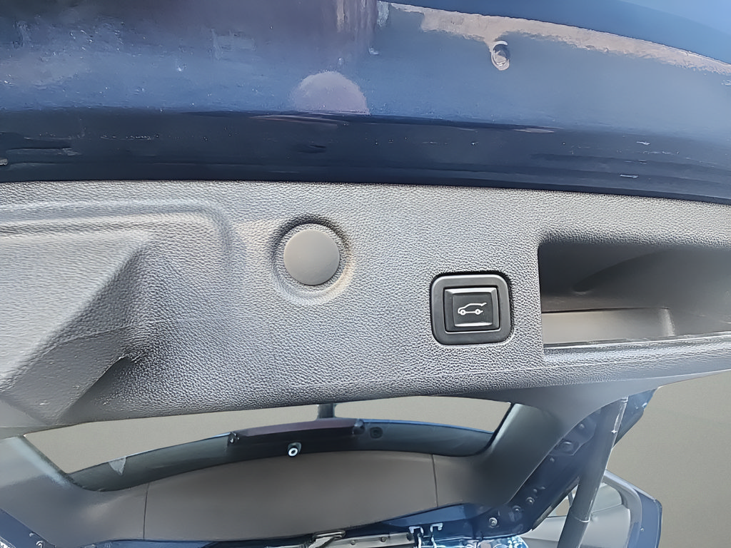 Used 2022 Chevrolet Equinox Premier AWD/4WD image 12
