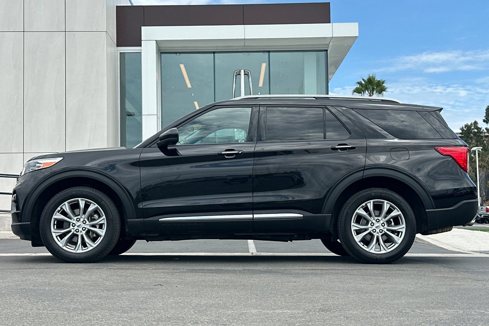 Certified 2024 Ford Explorer Limited AWD/4WD image 6