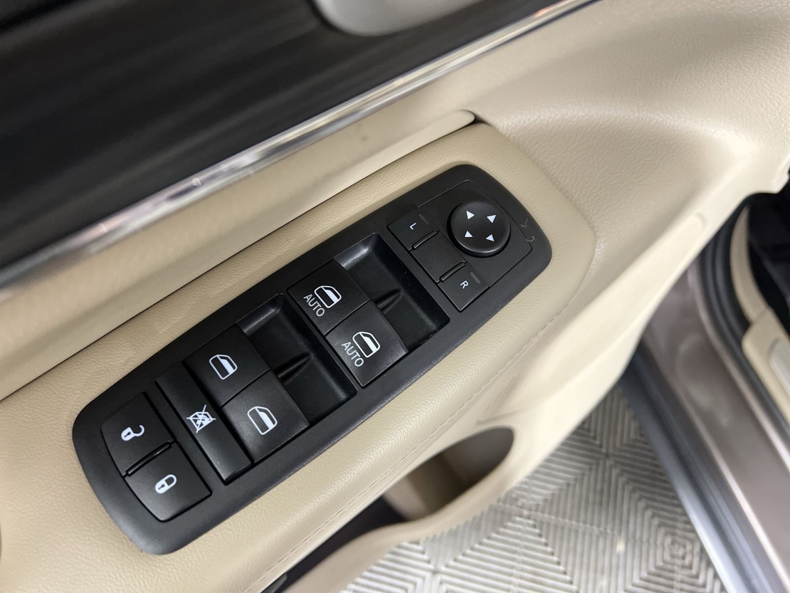 Used 2020 Jeep Grand Cherokee Limited w/ Premium Lighting Group AWD/4WD image 15