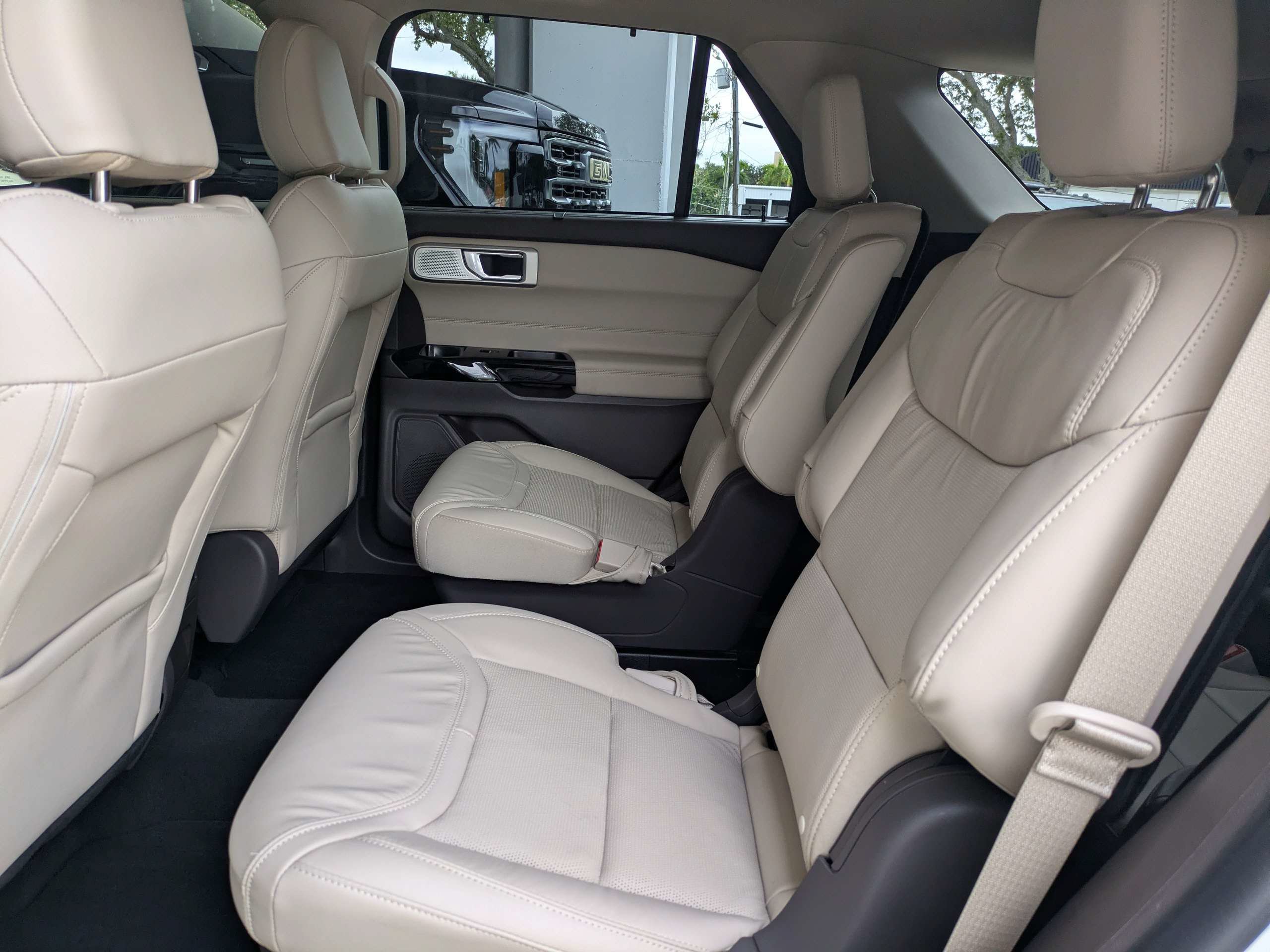 Certified 2023 Ford Explorer Platinum w/ Technology Package AWD/4WD image 16