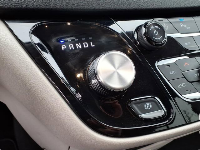 Used 2024 Chrysler Pacifica Touring-L image 16