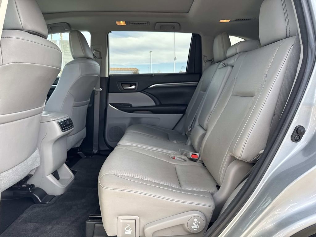 Used 2018 Toyota Highlander Limited Platinum w/ Carpet Mat Package (TMS) image 24