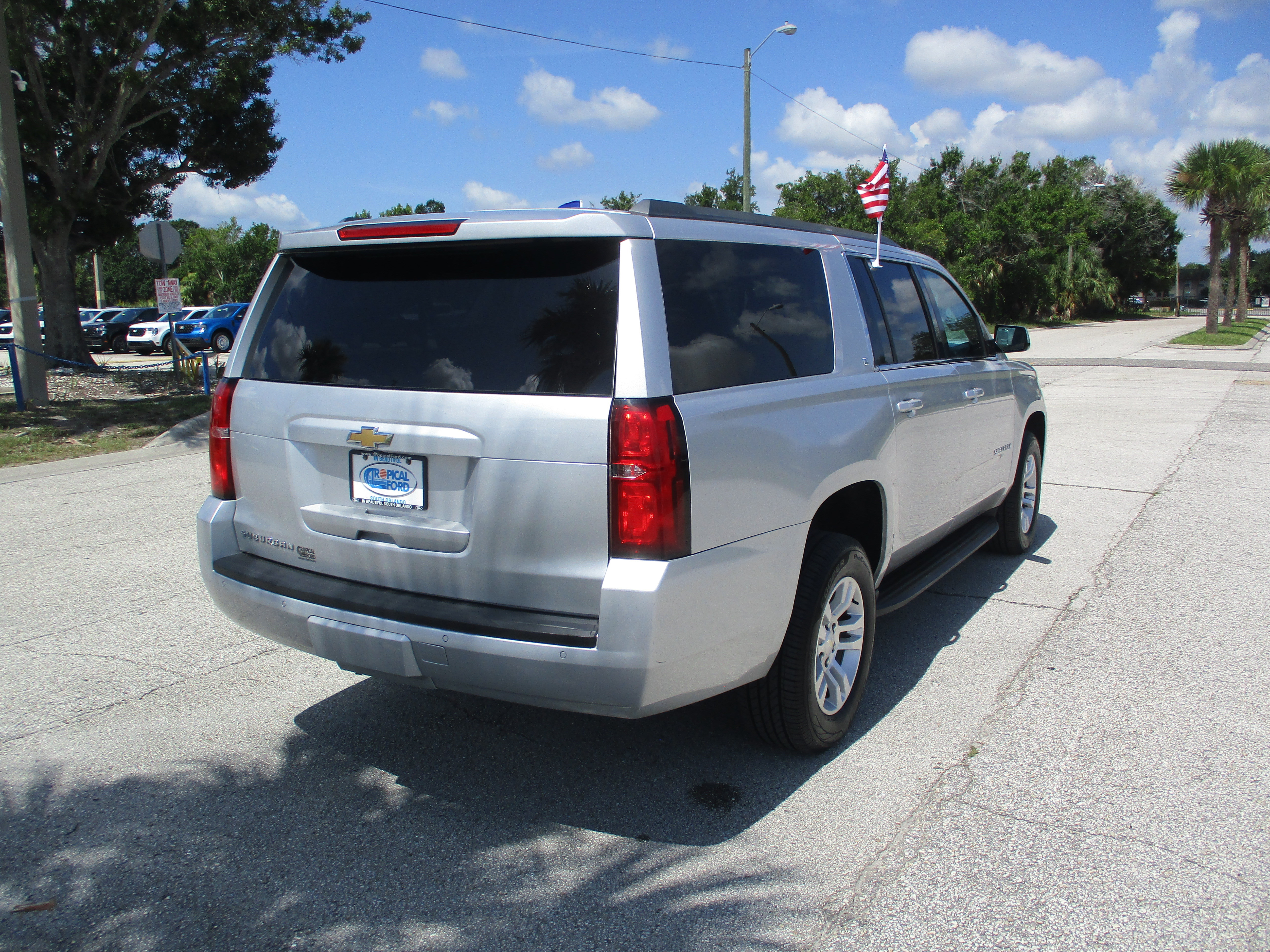 Used 2018 Chevrolet Suburban LT RWD image 7