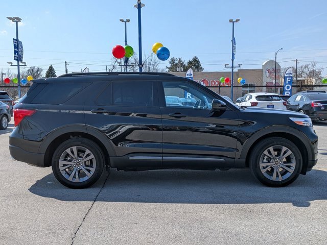 Certified 2023 Ford Explorer XLT w/ Equipment Group 202A AWD/4WD image 3