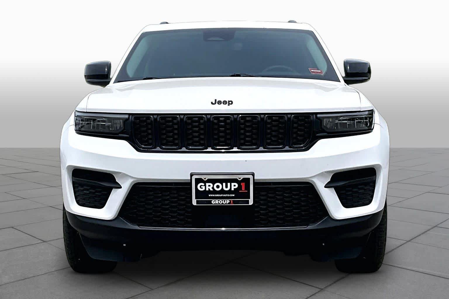 Used 2023 Jeep Grand Cherokee Laredo w/ Luxury Tech Group I AWD/4WD image 4