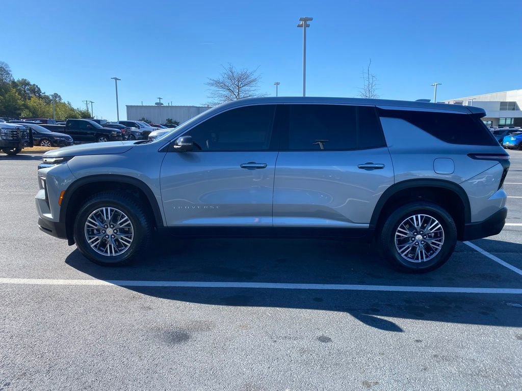Used 2024 Chevrolet Traverse LS image 2