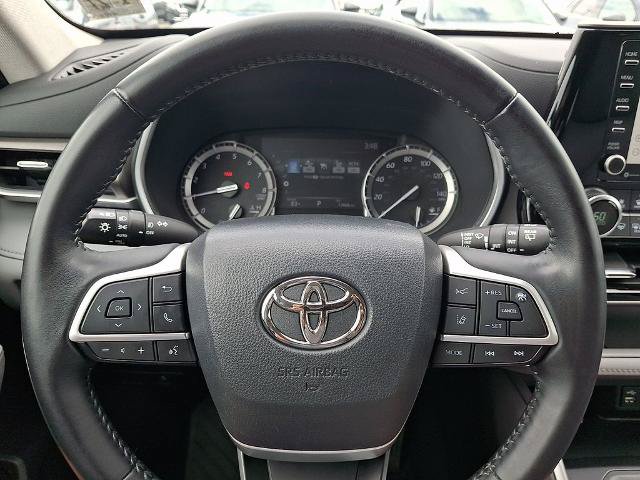 Used 2022 Toyota Highlander XLE AWD/4WD image 20