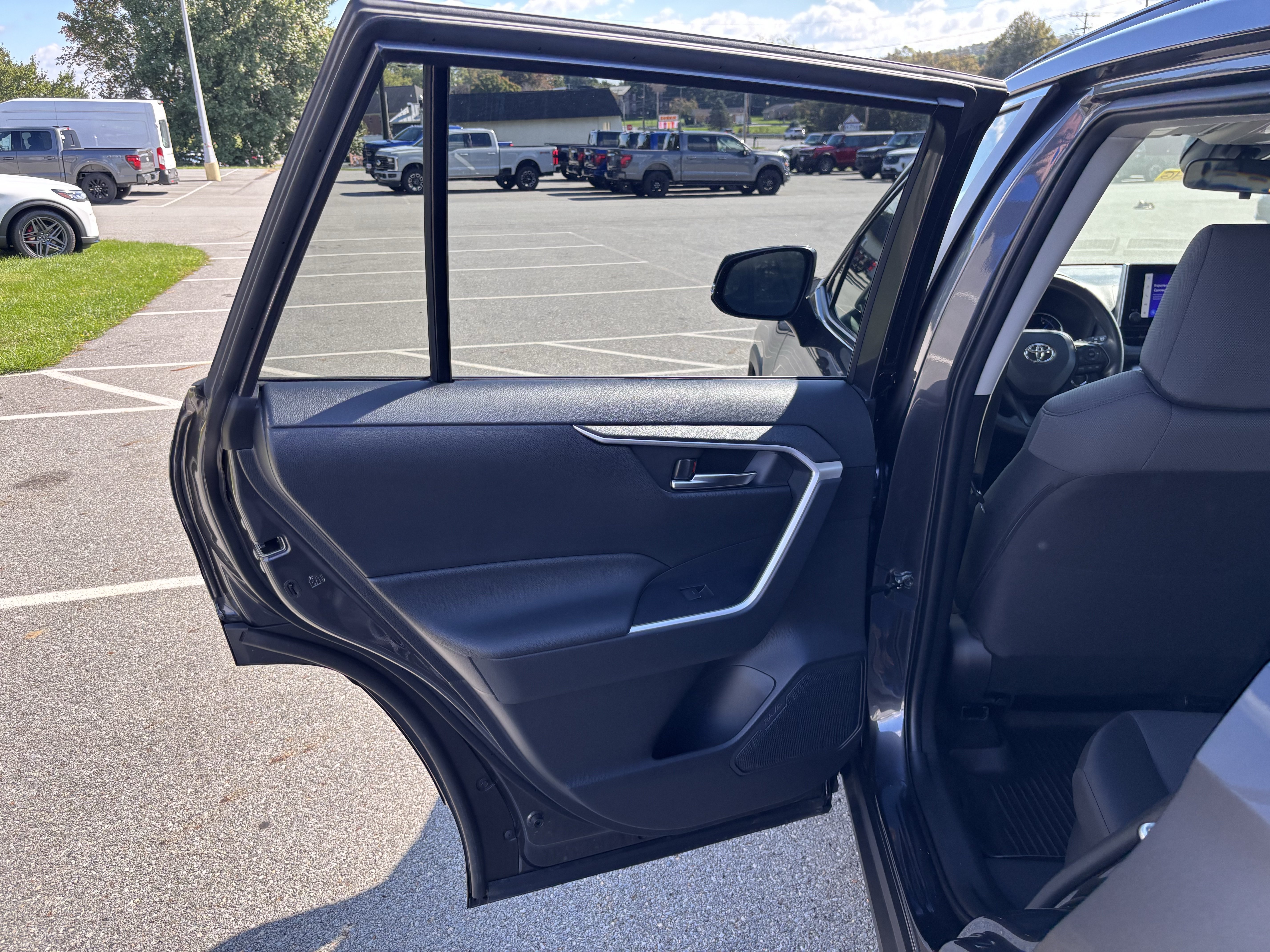 Used 2025 Toyota RAV4 XLE AWD/4WD image 27