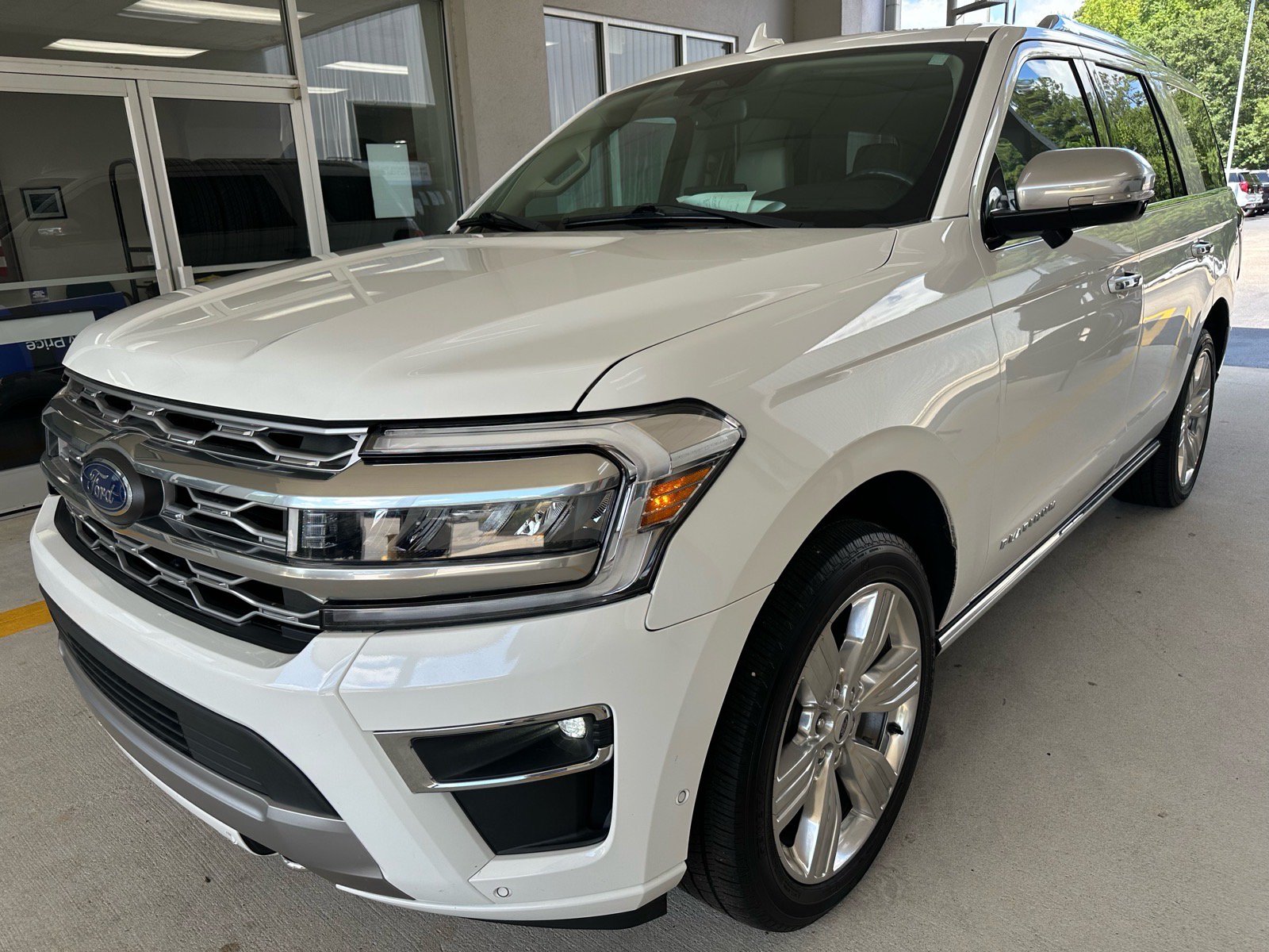 Certified 2022 Ford Expedition Platinum AWD/4WD image 3