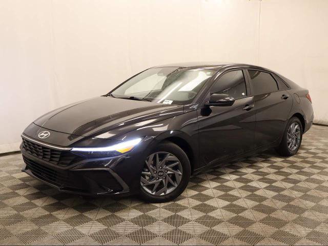 Used 2024 Hyundai Elantra SEL image 2