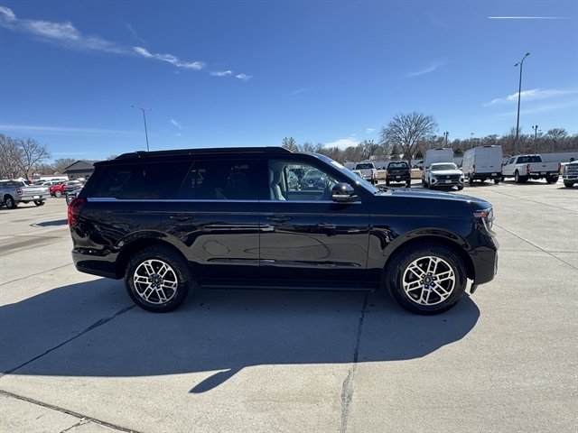 Certified 2025 Ford Expedition Active AWD/4WD image 2