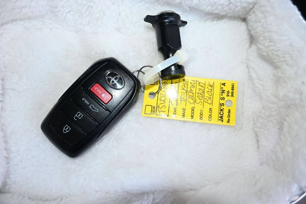 Used 2025 Toyota Camry SE w/ Convenience Package FWD image 22