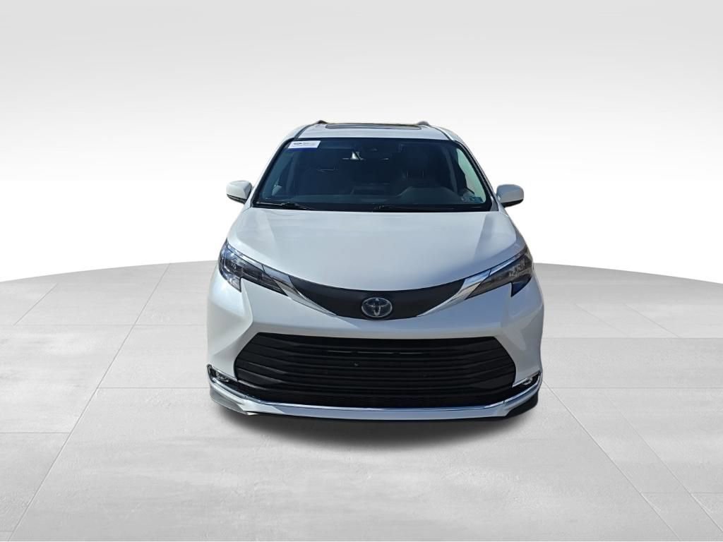 Used 2024 Toyota Sienna XLE image 8
