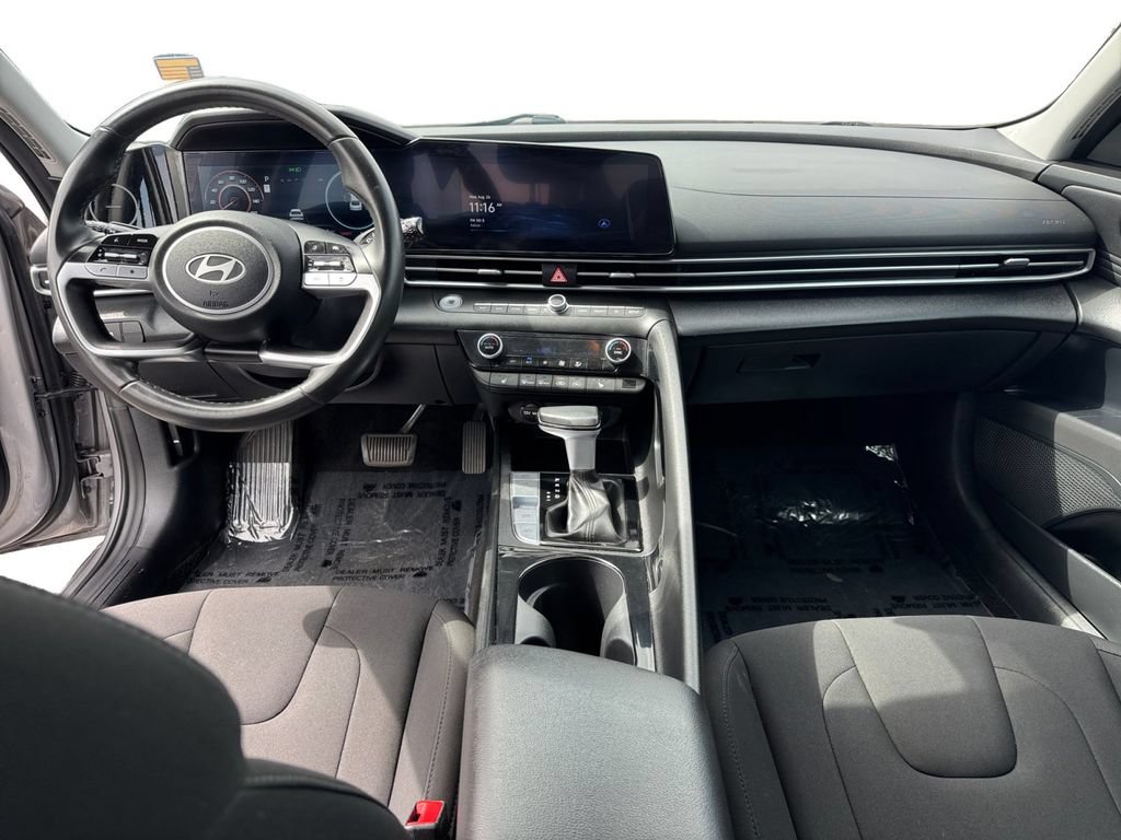 Used 2025 Hyundai Elantra SEL FWD image 14