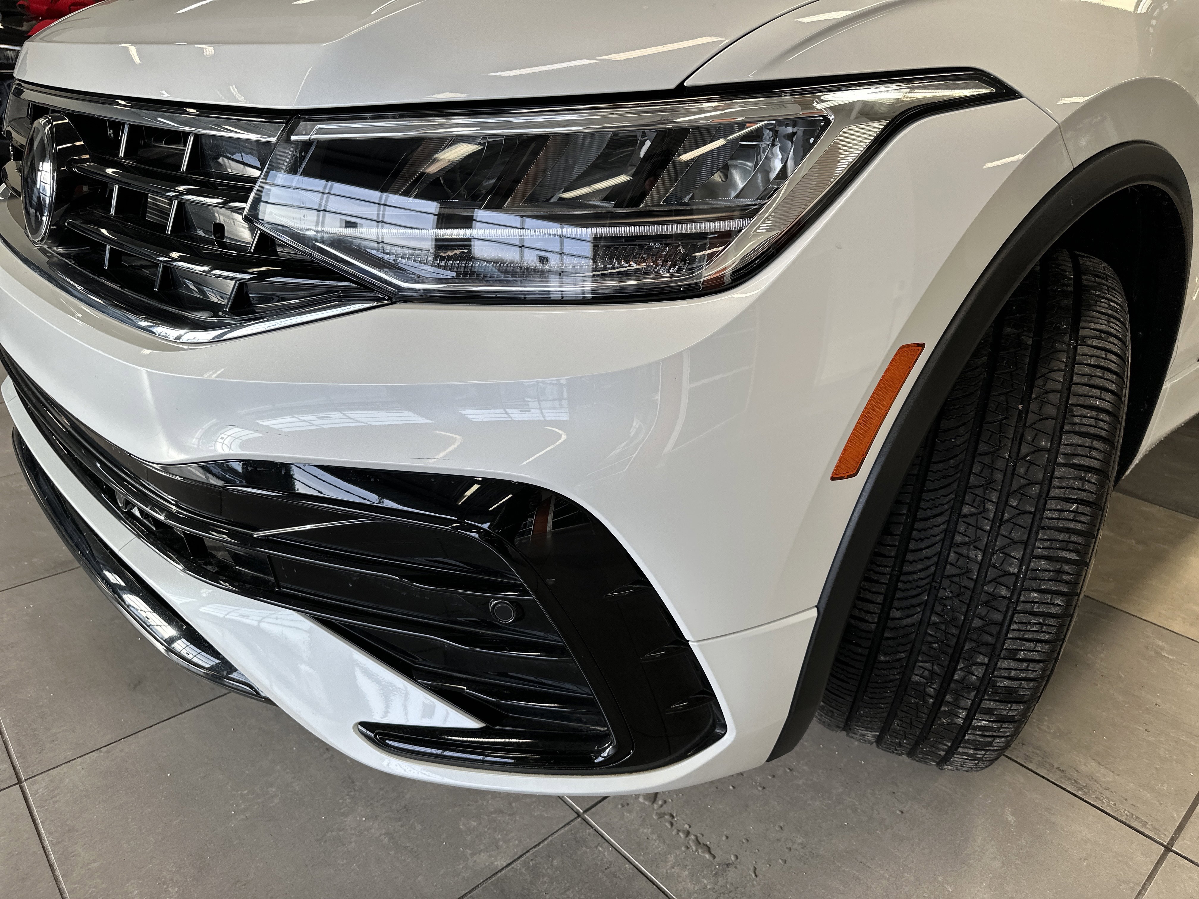 Used 2024 Volkswagen Tiguan SE R-Line image 18