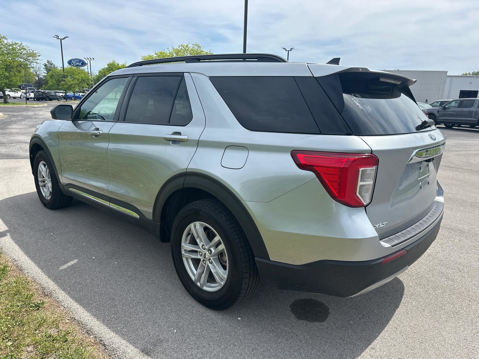 Certified 2023 Ford Explorer XLT w/ Equipment Group 202A AWD/4WD image 3